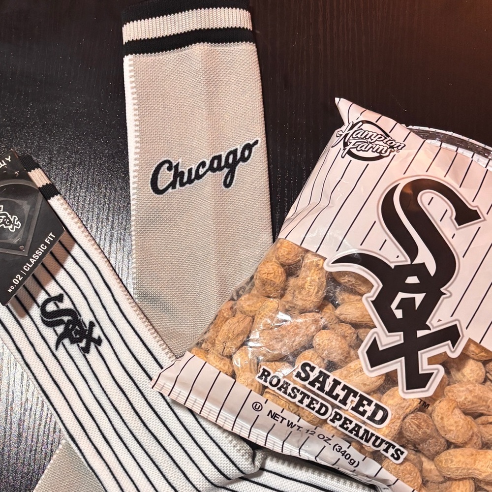 MLB Chicago White Sox & Snacks - Women's Crew Socks - Peanuts - Baseball